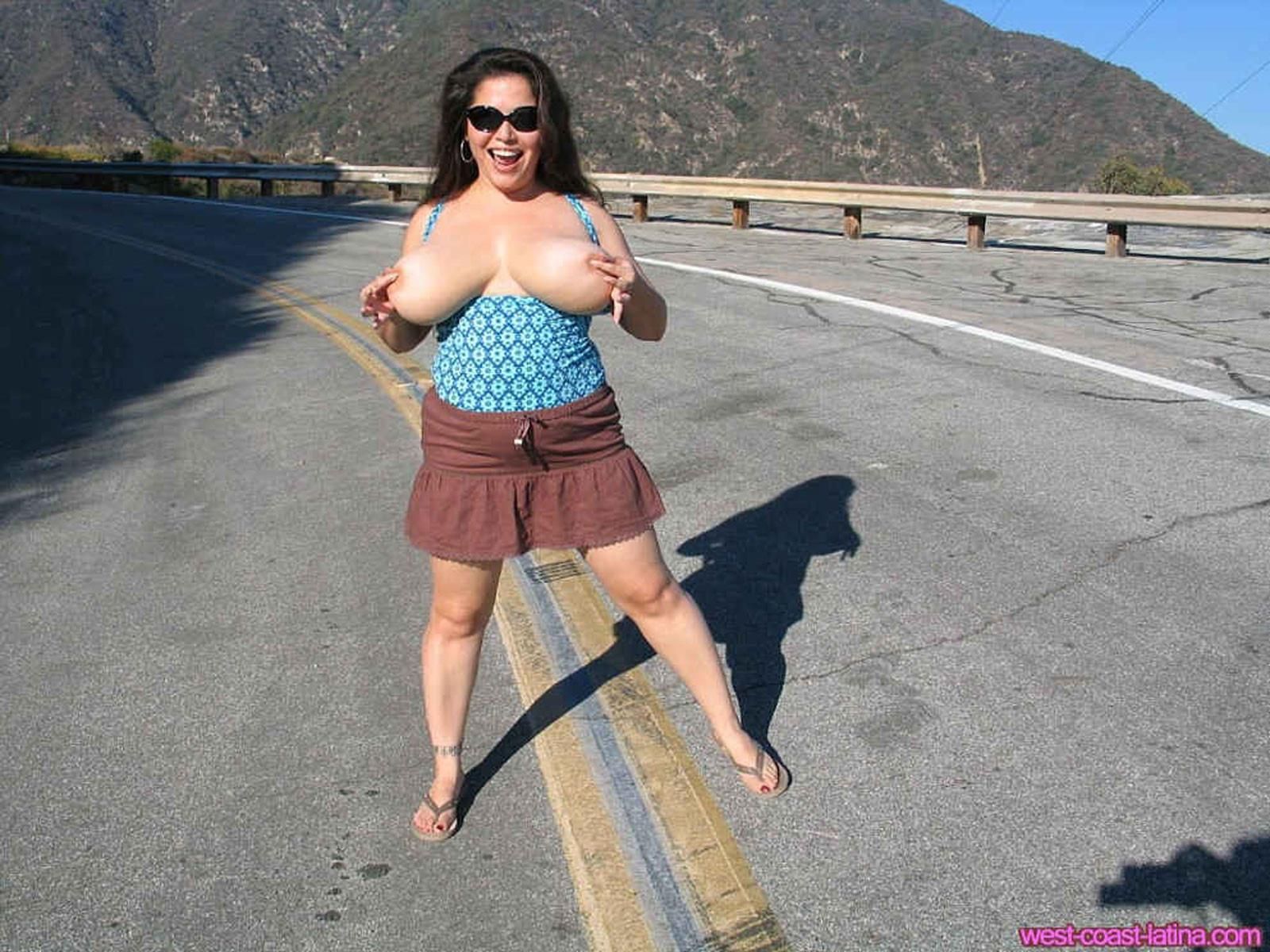 Dulcea Mexican Latina Beautyは高速道路で彼女のチチをフラッシュします