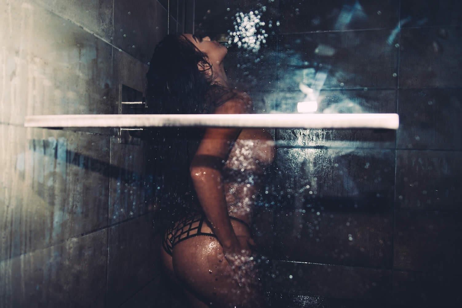 Daisy Marie molhada e selvagem