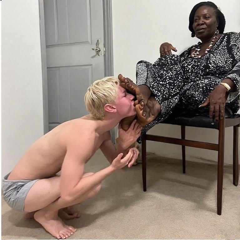 黒檀の足にキスをしている白い奴隷の男の子
