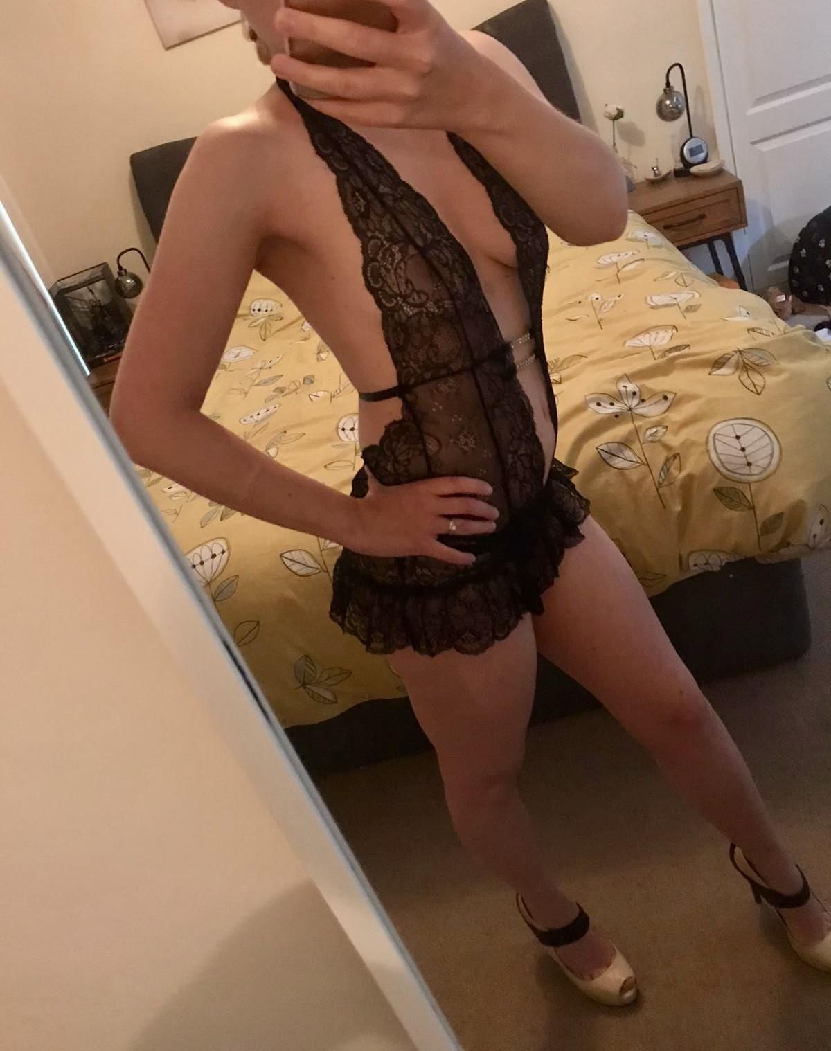 Esposa do Reino Unido vestida para impressionar em brilhante e lingerie