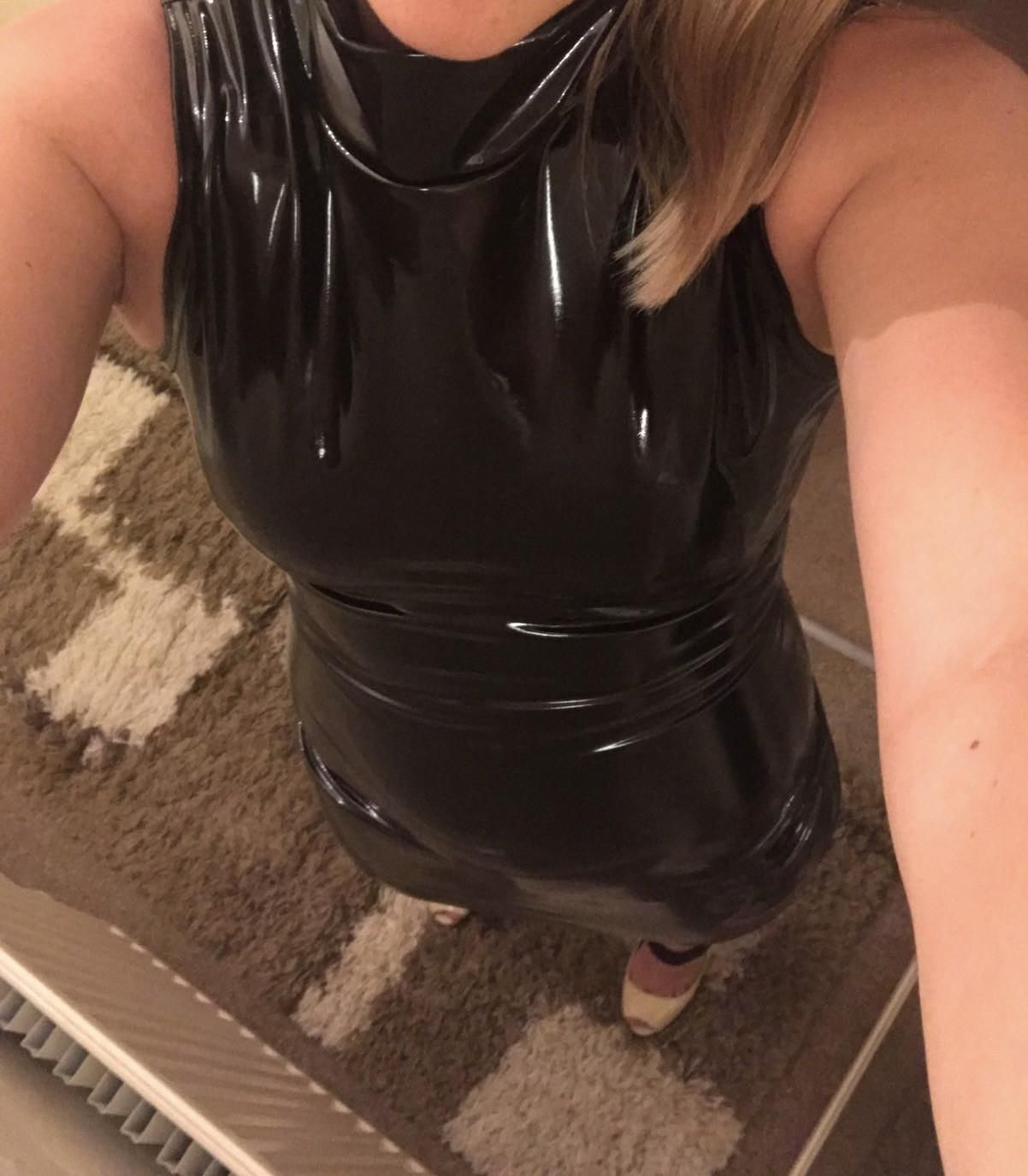 Esposa do Reino Unido vestida para impressionar em brilhante e lingerie