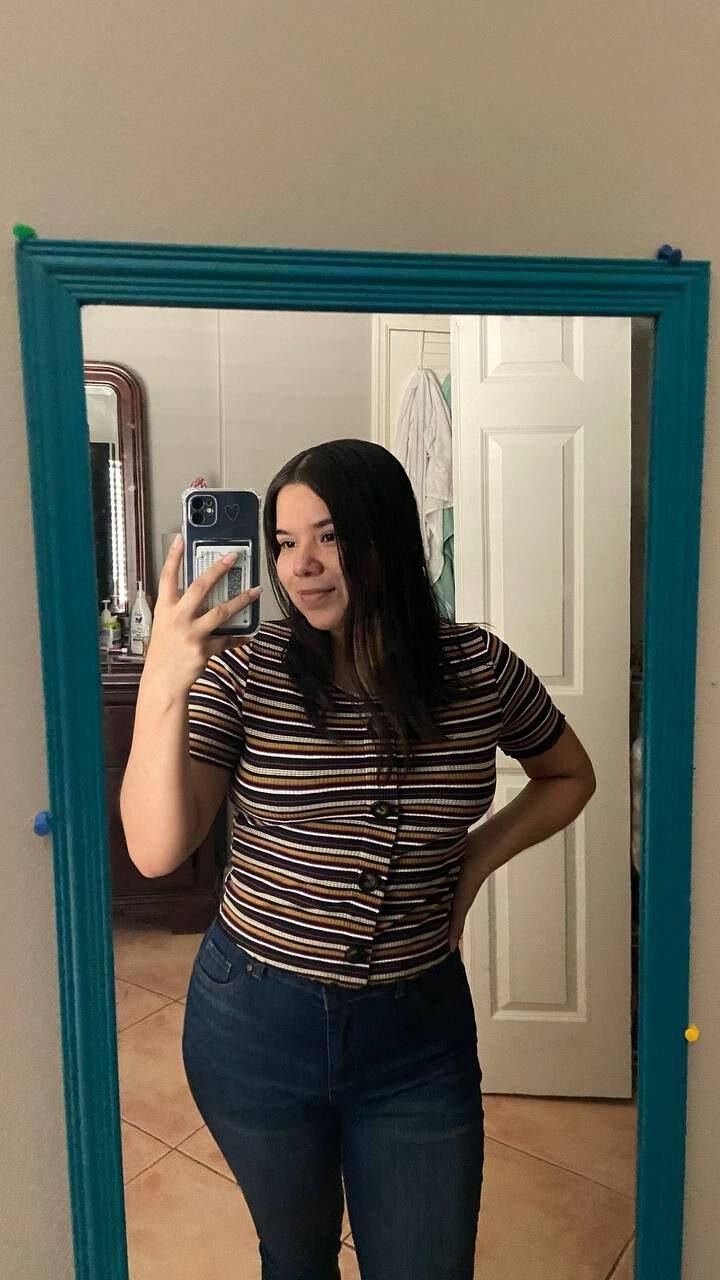Adolescente latina curvilínea e sua bunda e pés sexy