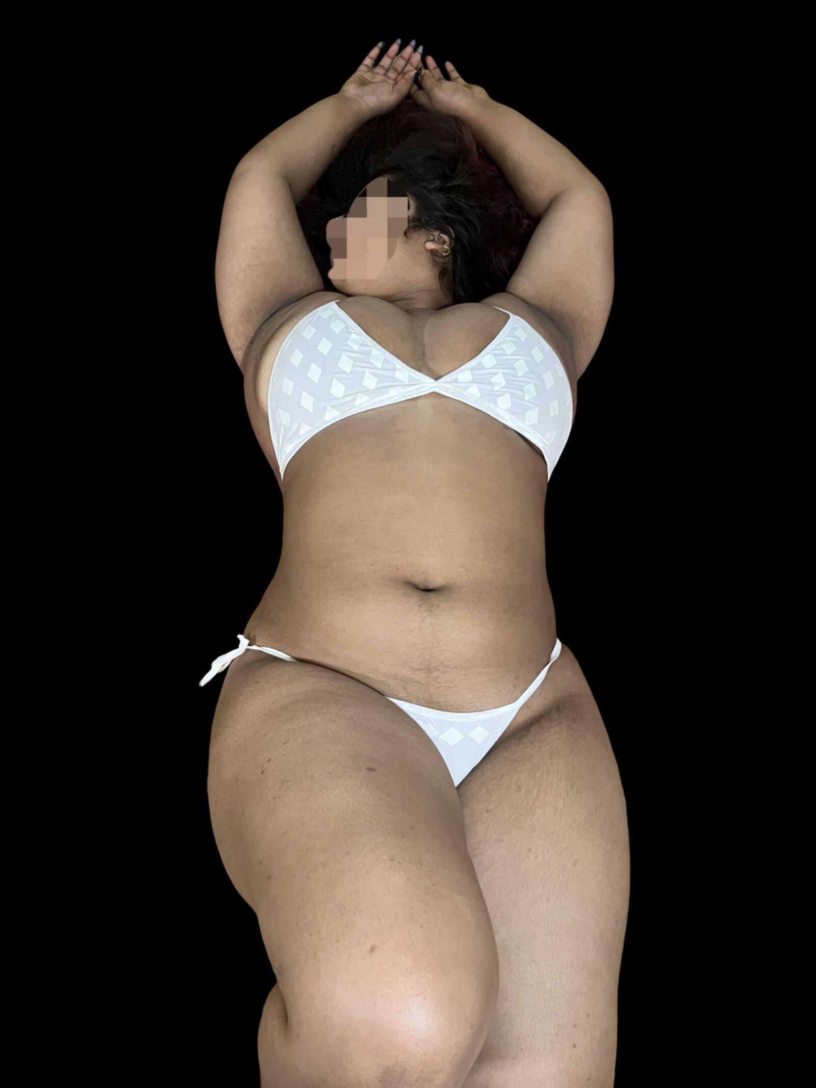 Esposa india gordita en su bikini favorito