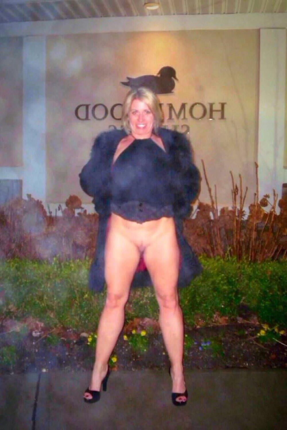 Sexy reife milf liebt es, ihre Muschi zu verbreiten