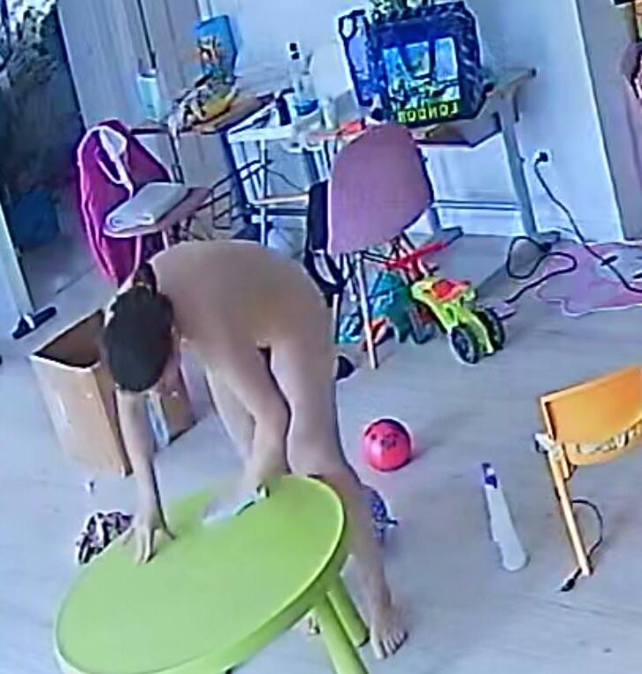 Eine Frau aus Bukarest reinigt das Haus