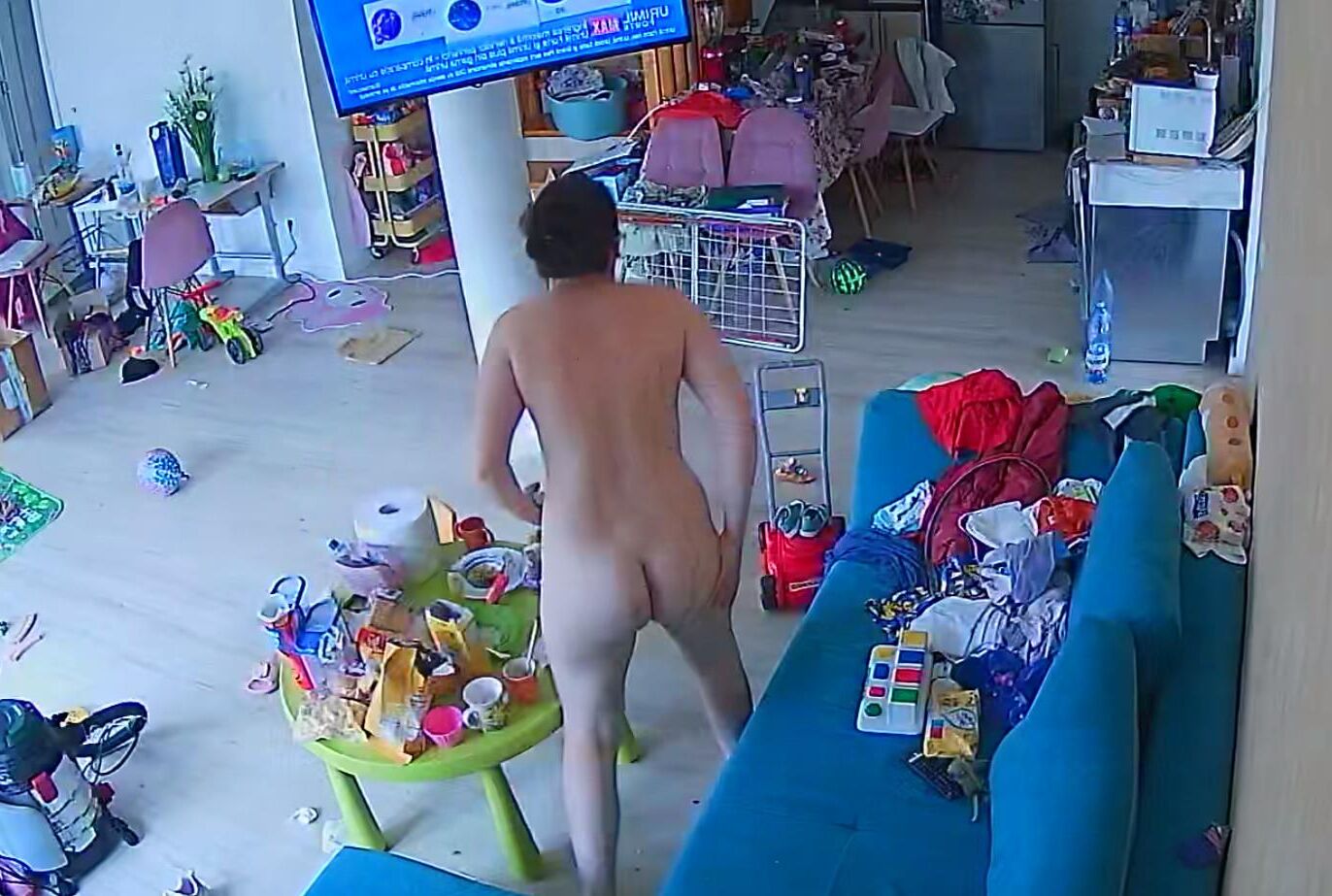 Eine Frau aus Bukarest reinigt das Haus