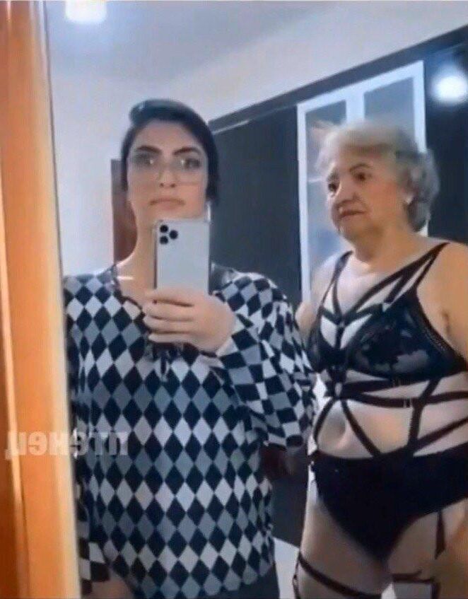 Oma mit ihrer Enkelin machen lustige Bilder