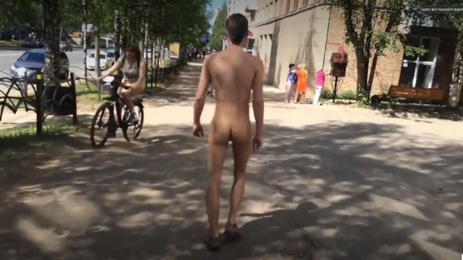 路上で裸の少年
