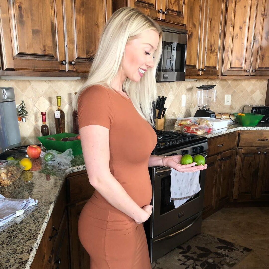 Superbe blonde enceinte