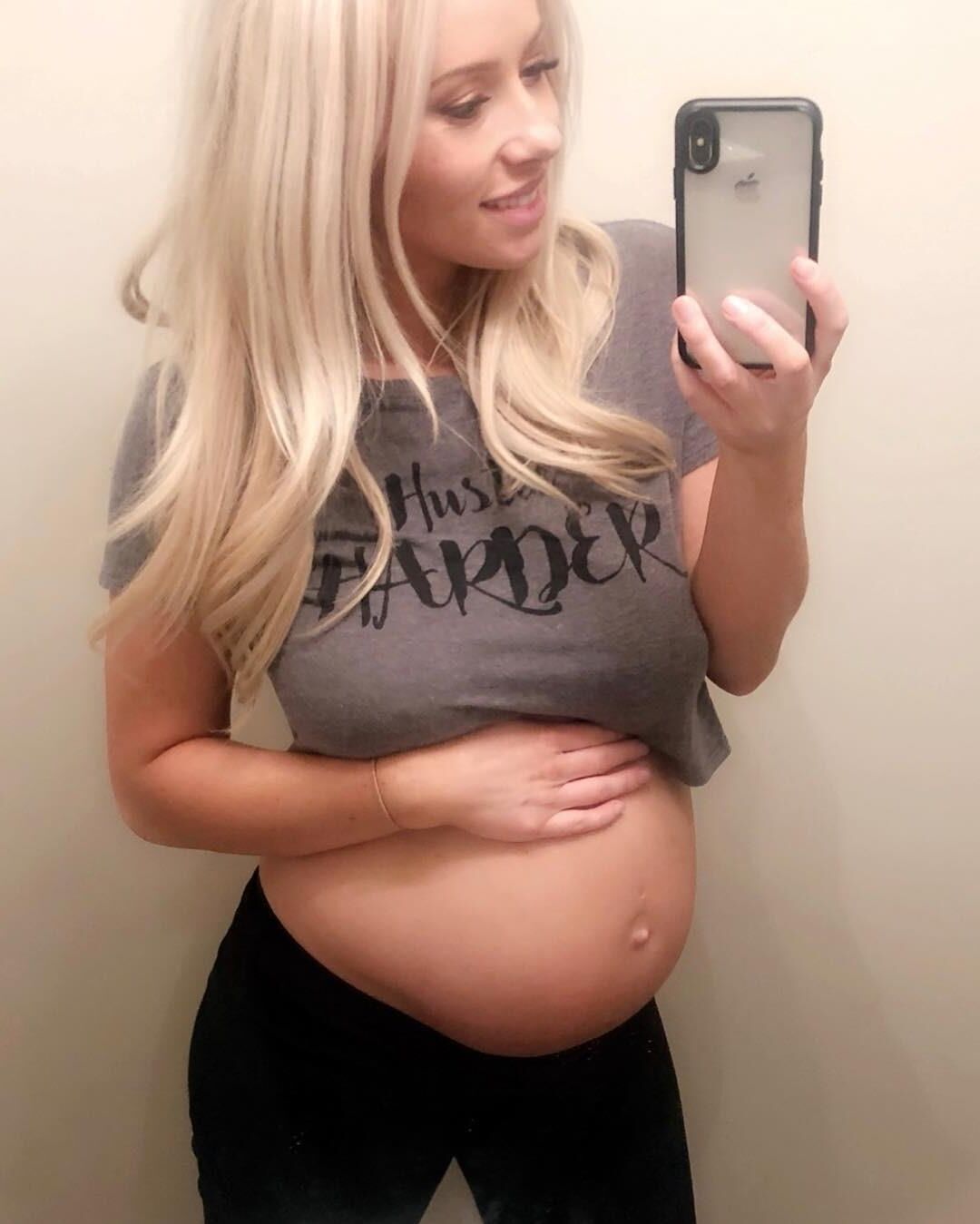 Superbe blonde enceinte