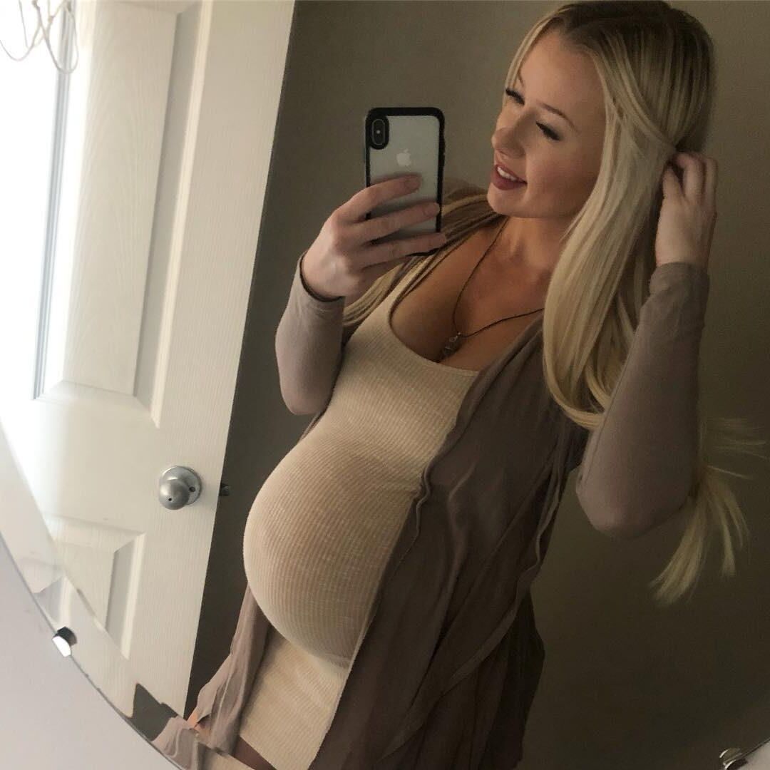 Superbe blonde enceinte