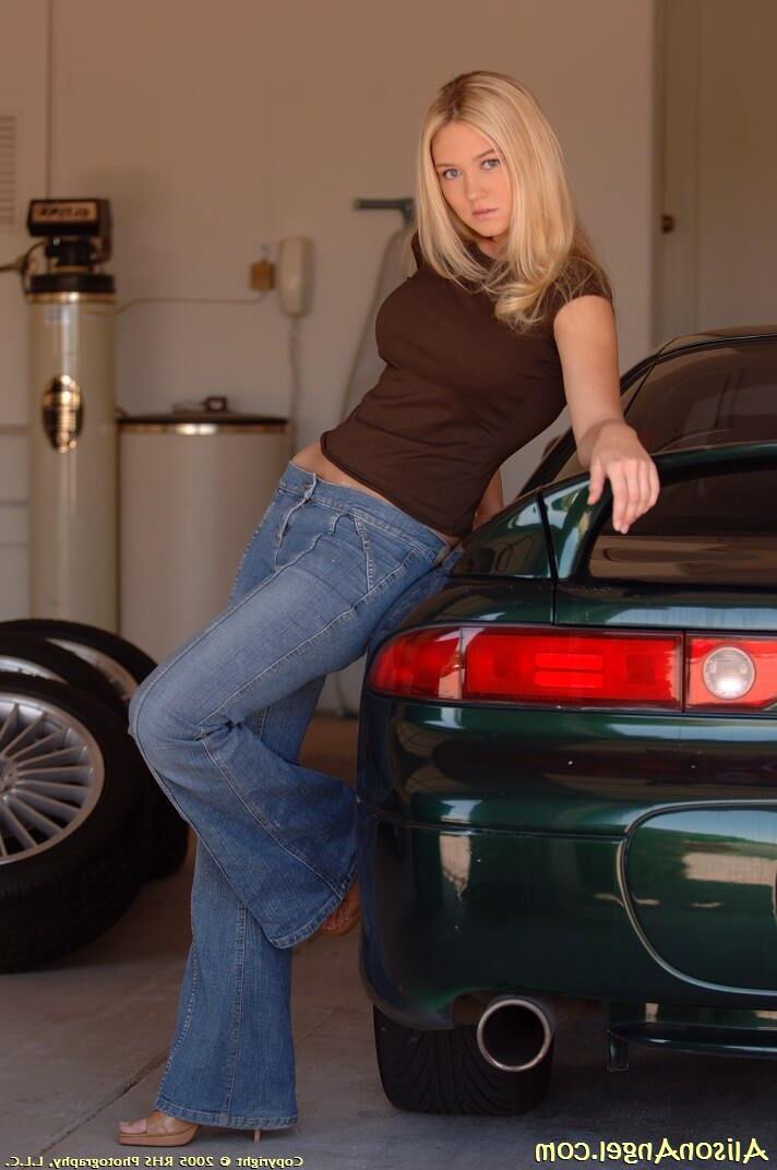 Alison Angel Blondes y sus autos