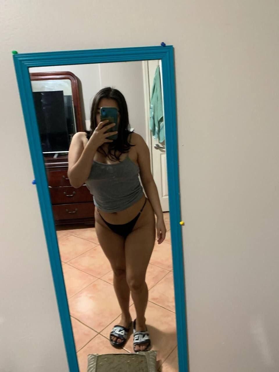Adolescente latina curvilínea e sua bunda e pés sexy