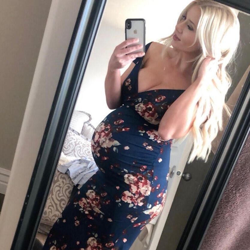 Superbe blonde enceinte