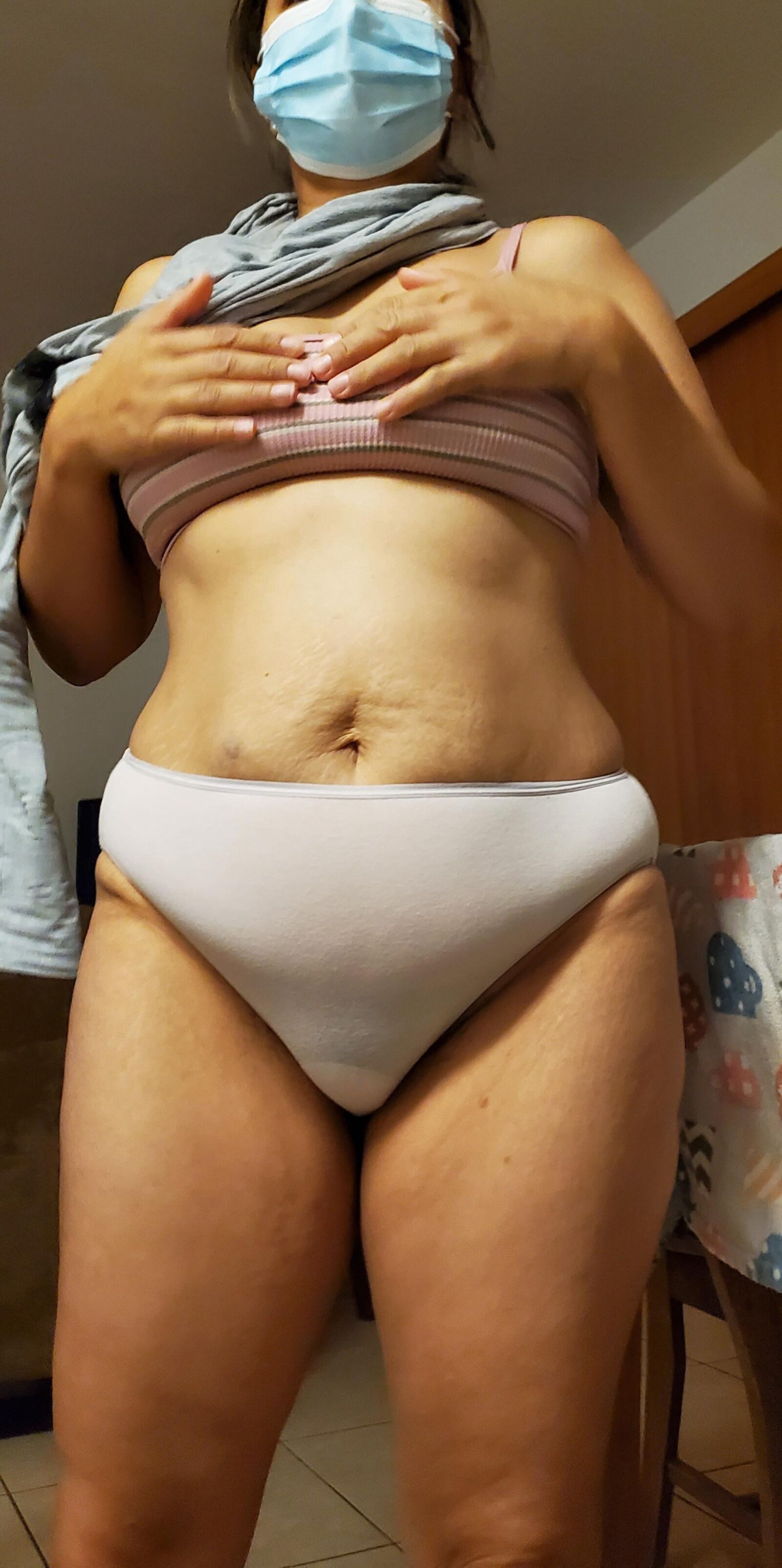 Haarige Muschi Milf mit Maske