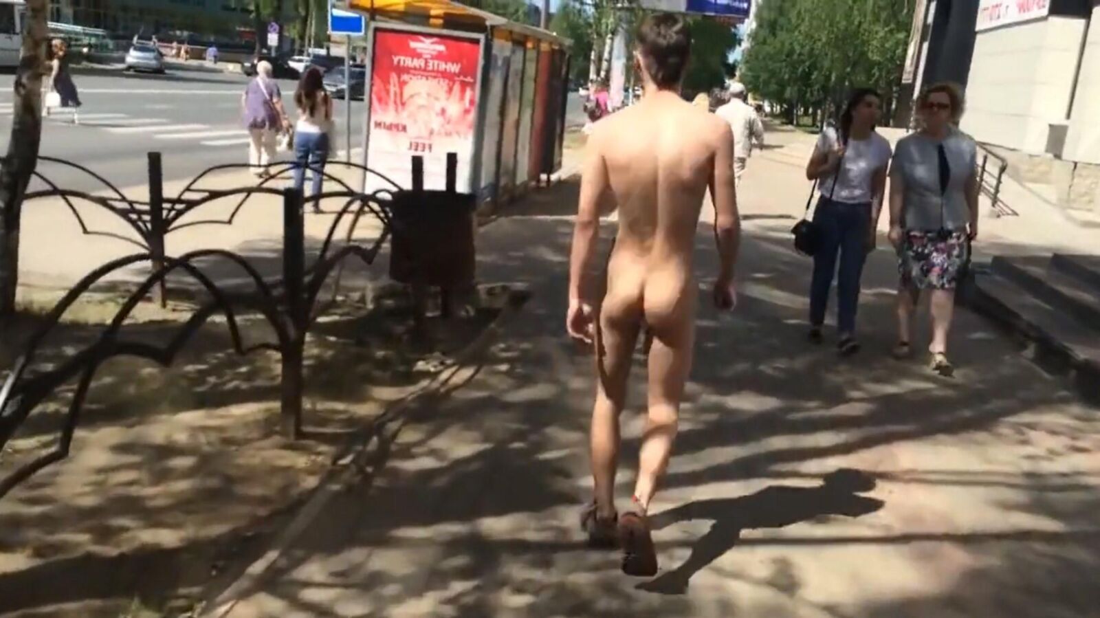 路上で裸の少年