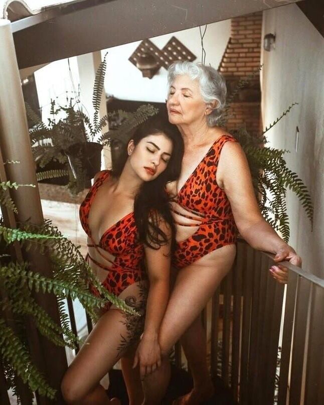 Oma mit ihrer Enkelin machen lustige Bilder
