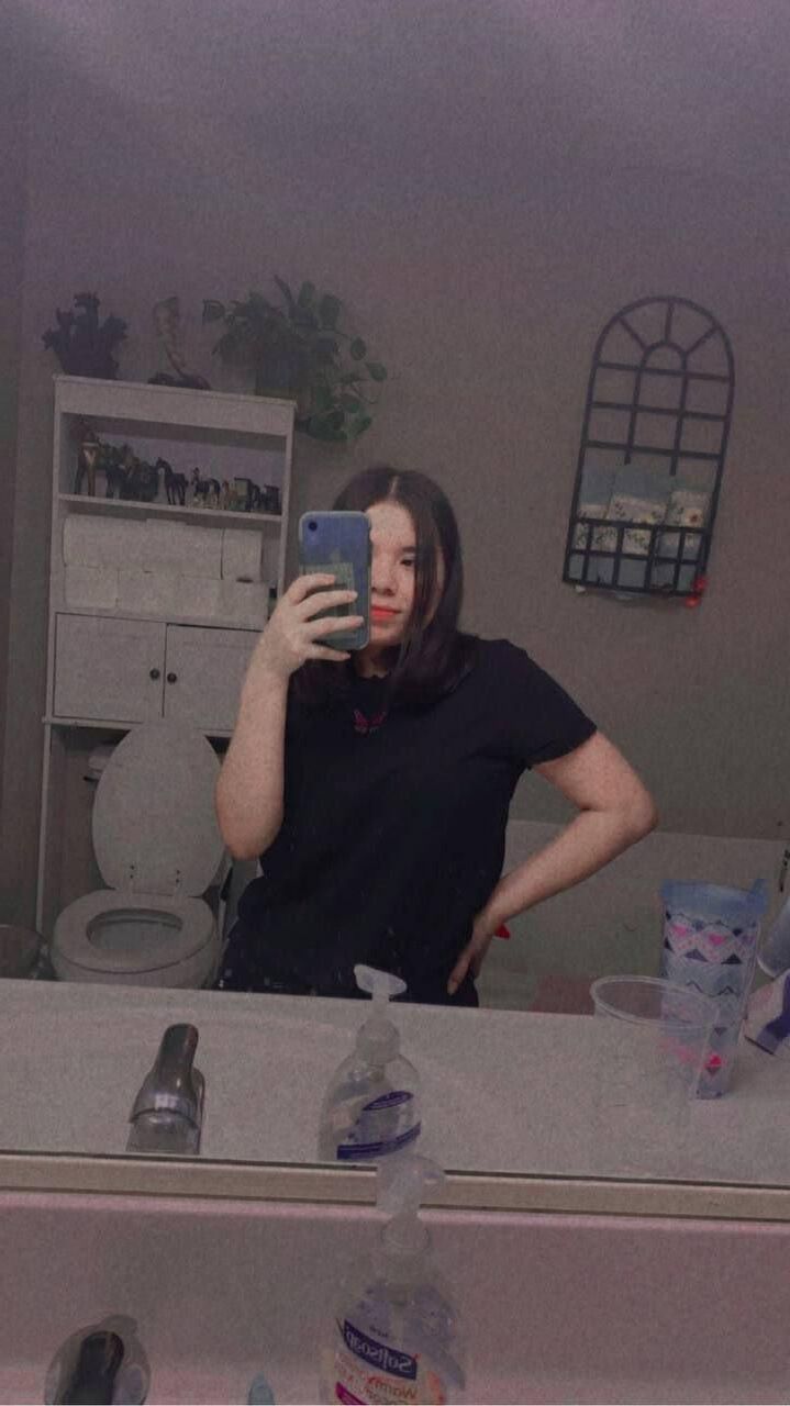 Adolescente latina curvilínea e sua bunda e pés sexy
