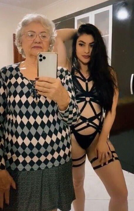 Oma mit ihrer Enkelin machen lustige Bilder
