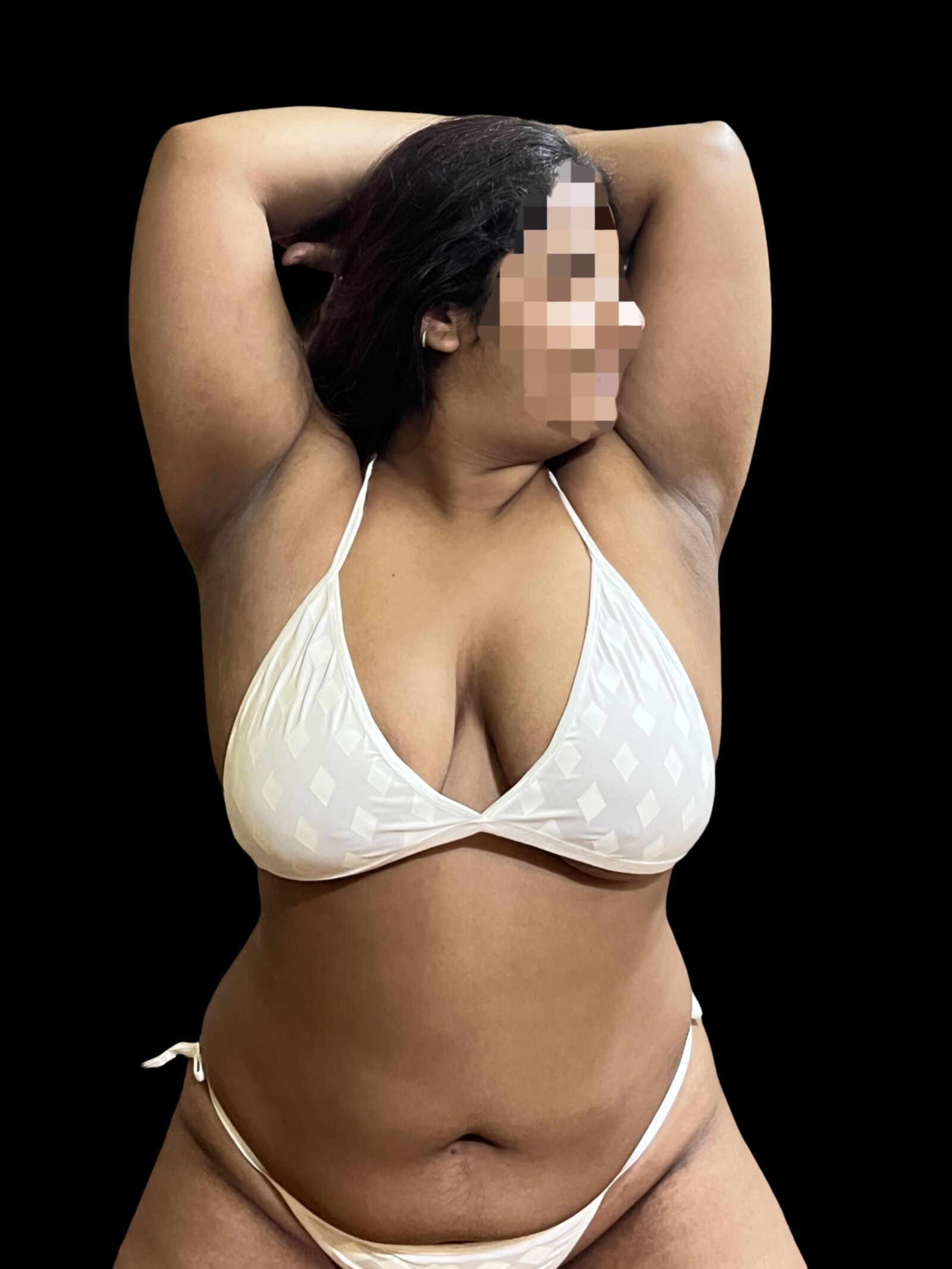 Esposa india gordita en su bikini favorito