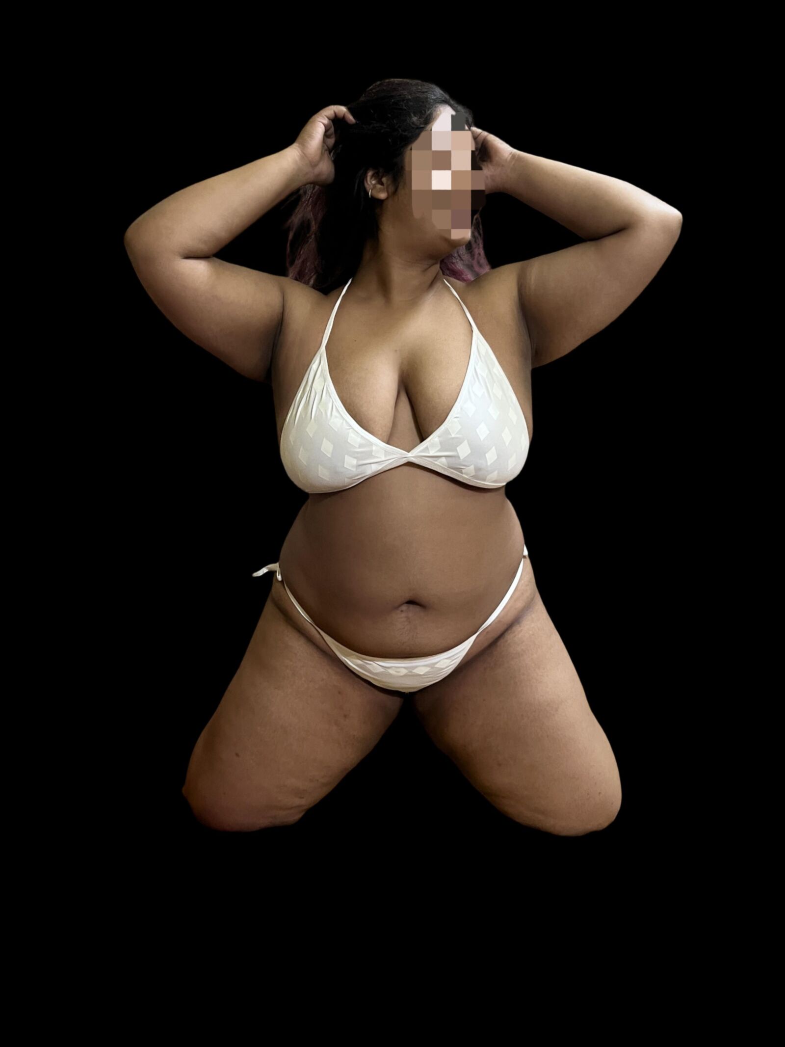 Esposa india gordita en su bikini favorito