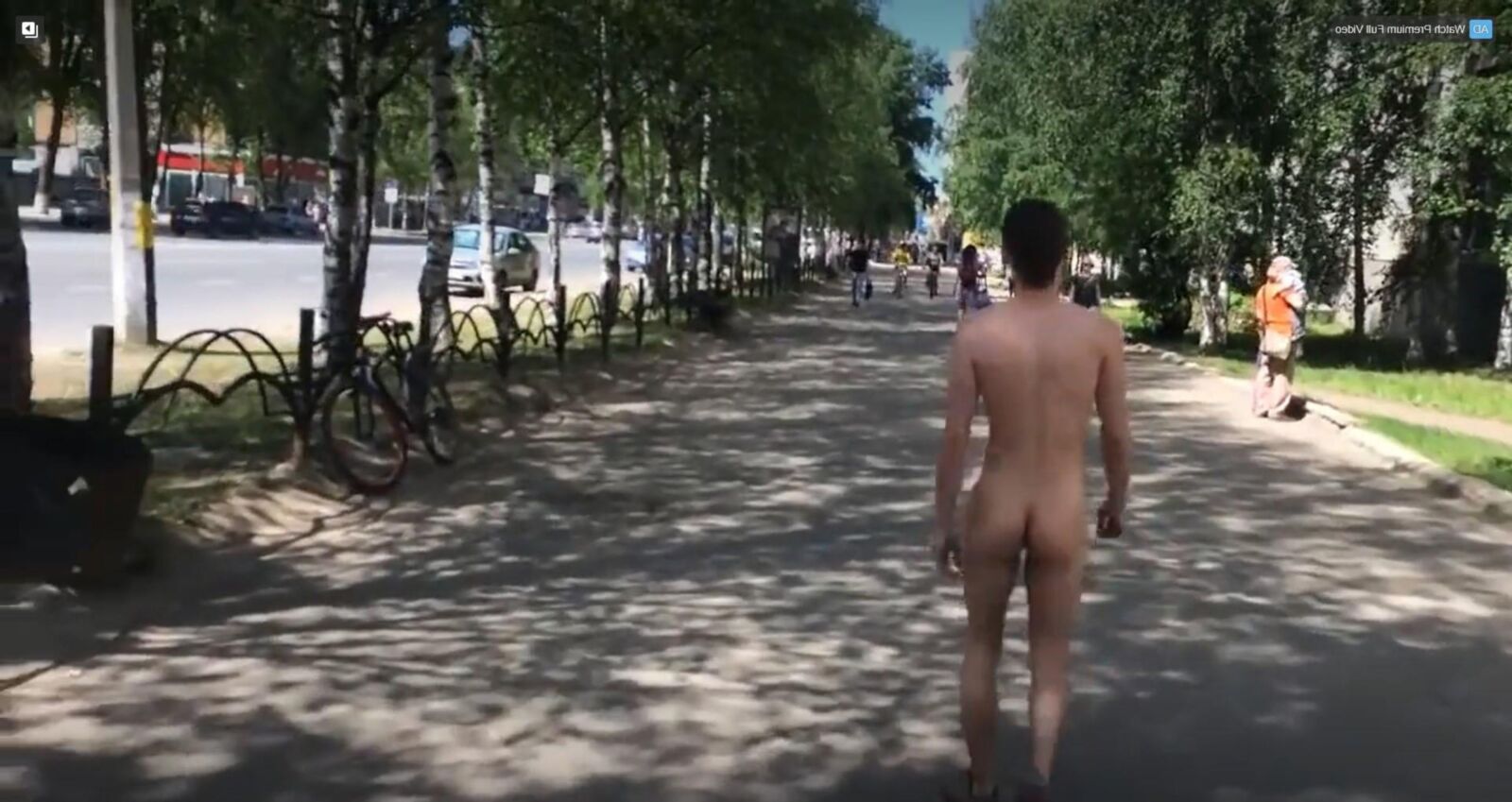路上で裸の少年