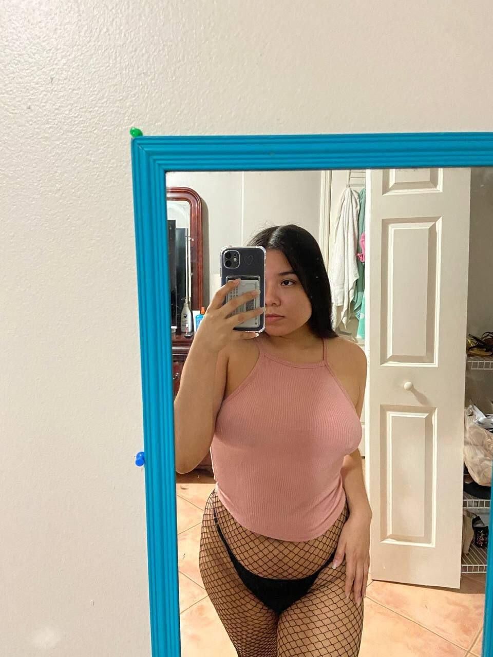 Adolescente latina curvilínea e sua bunda e pés sexy