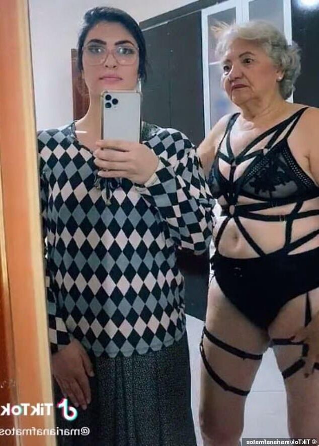 Oma mit ihrer Enkelin machen lustige Bilder