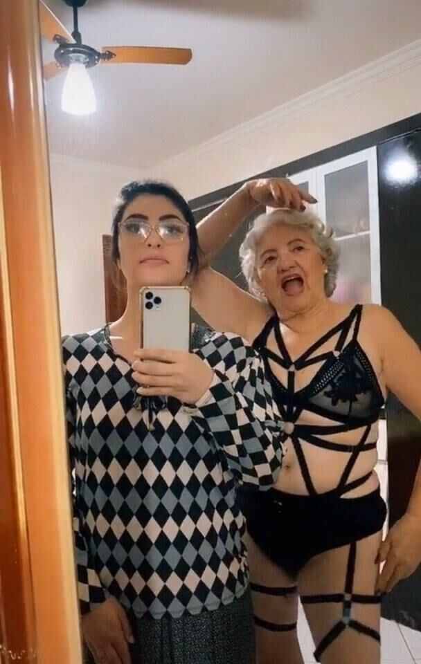 Oma mit ihrer Enkelin machen lustige Bilder