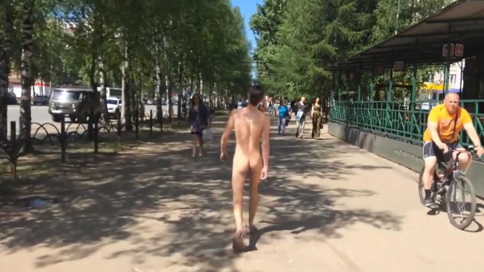 路上で裸の少年