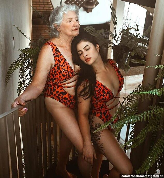 Oma mit ihrer Enkelin machen lustige Bilder