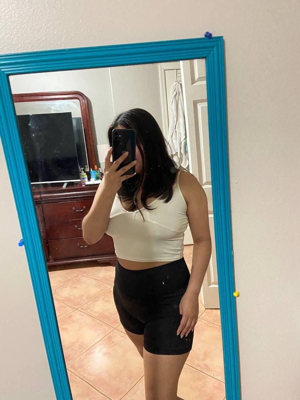 Adolescente latina curvilínea e sua bunda e pés sexy