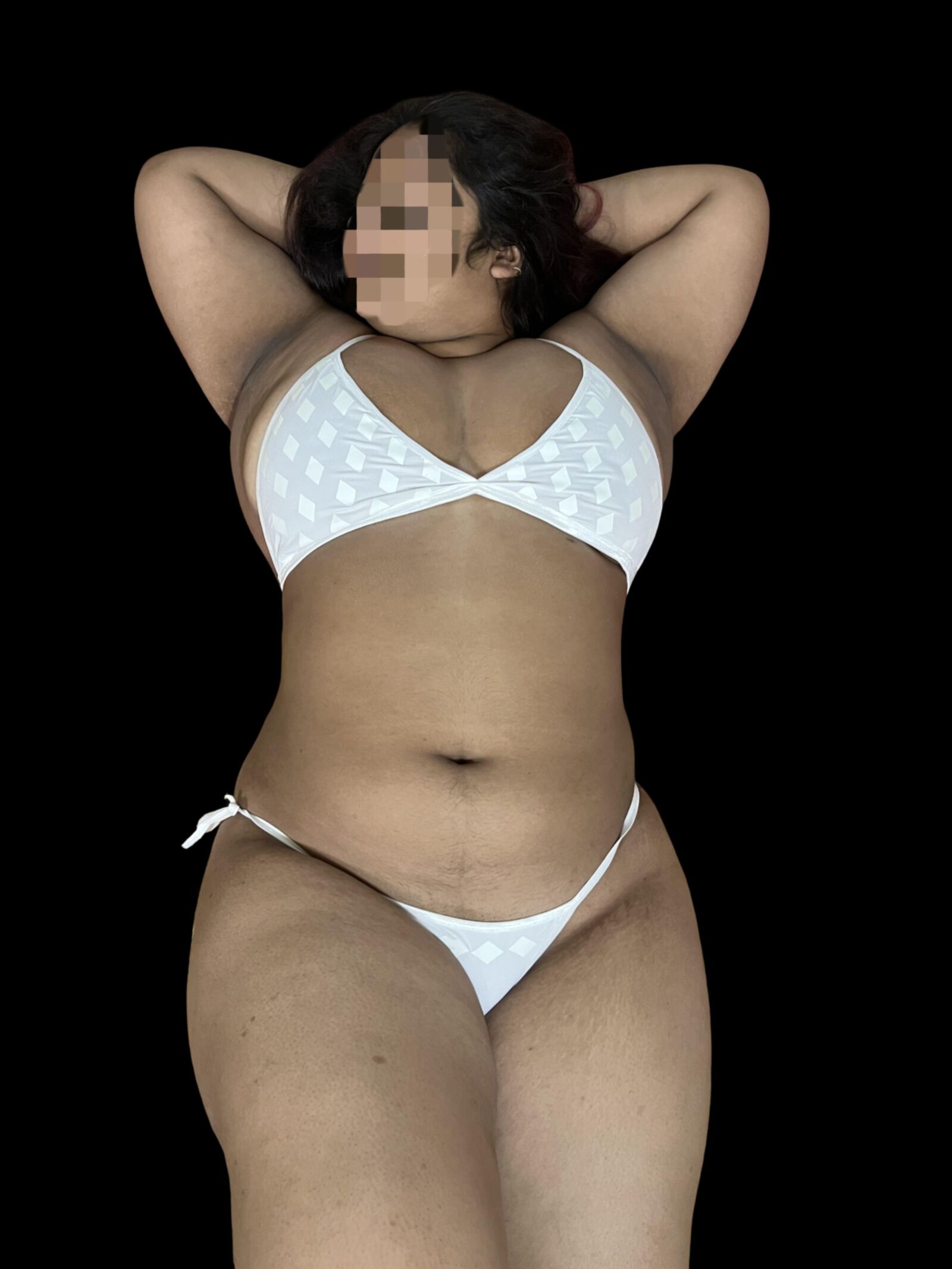 Esposa india gordita en su bikini favorito