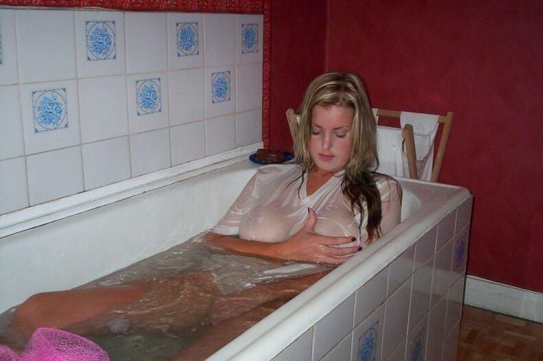 Frauen in Bath halten einen Boob in der Hand