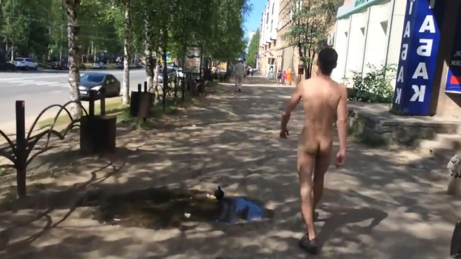 路上で裸の少年