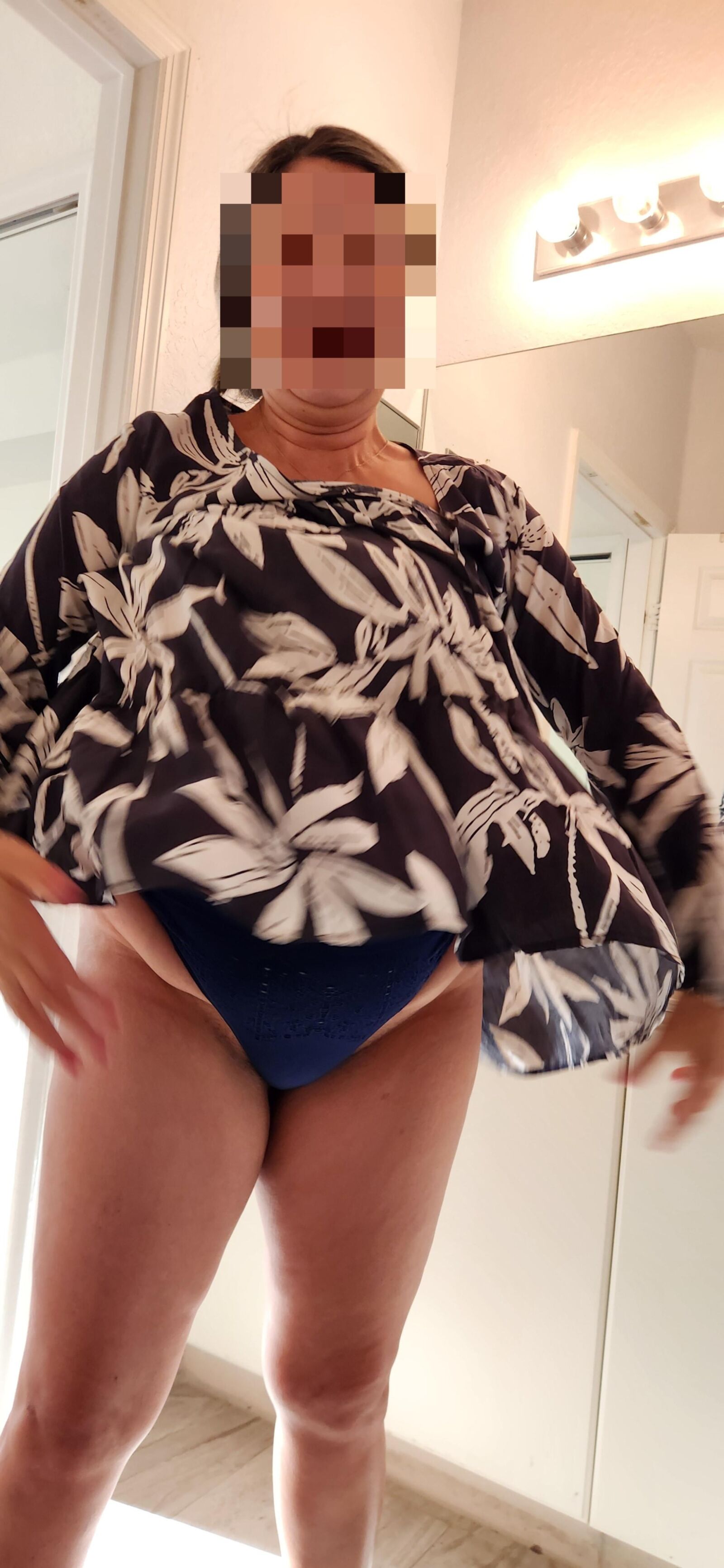 Haarige Muschi Milf mit Maske