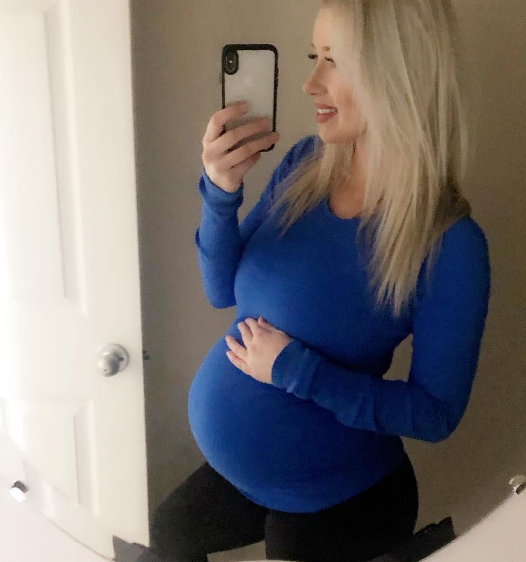 Superbe blonde enceinte