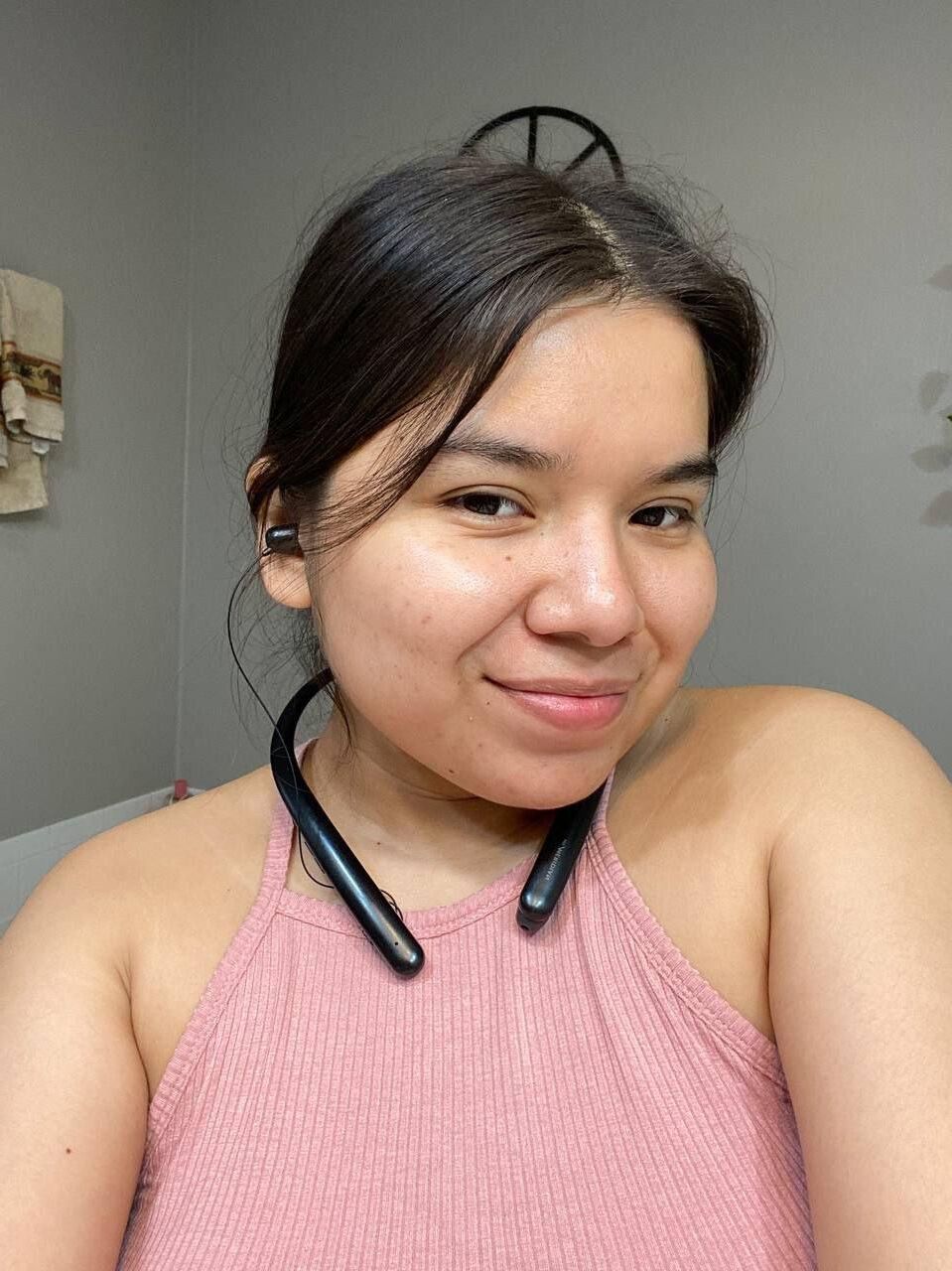 Adolescente latina curvilínea e sua bunda e pés sexy