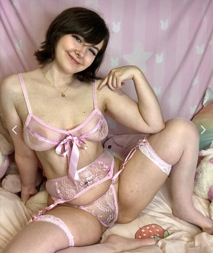 Amateur mignon brune se propage 💦