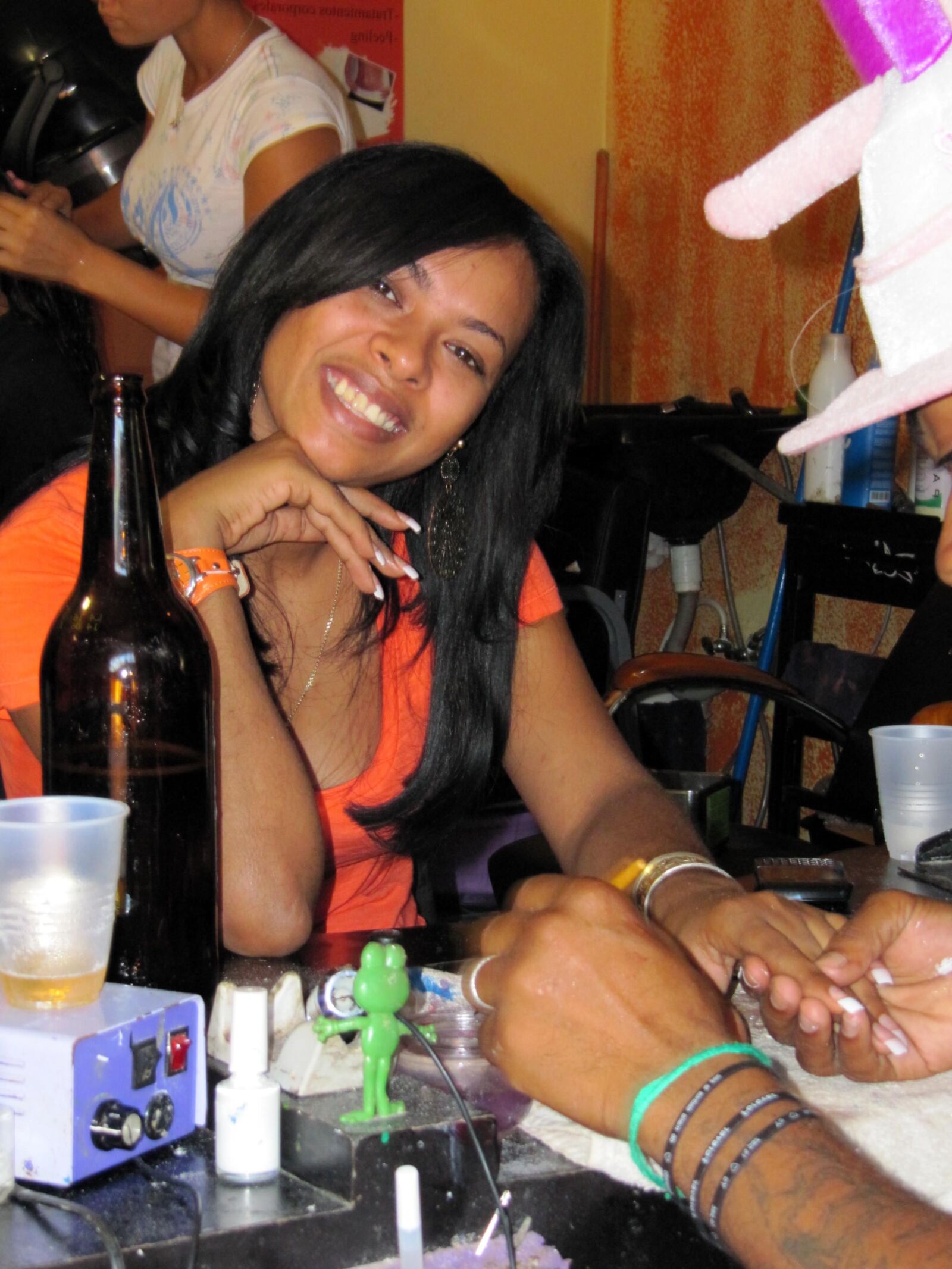 Linda cadela preta mostra seus ativos quentes