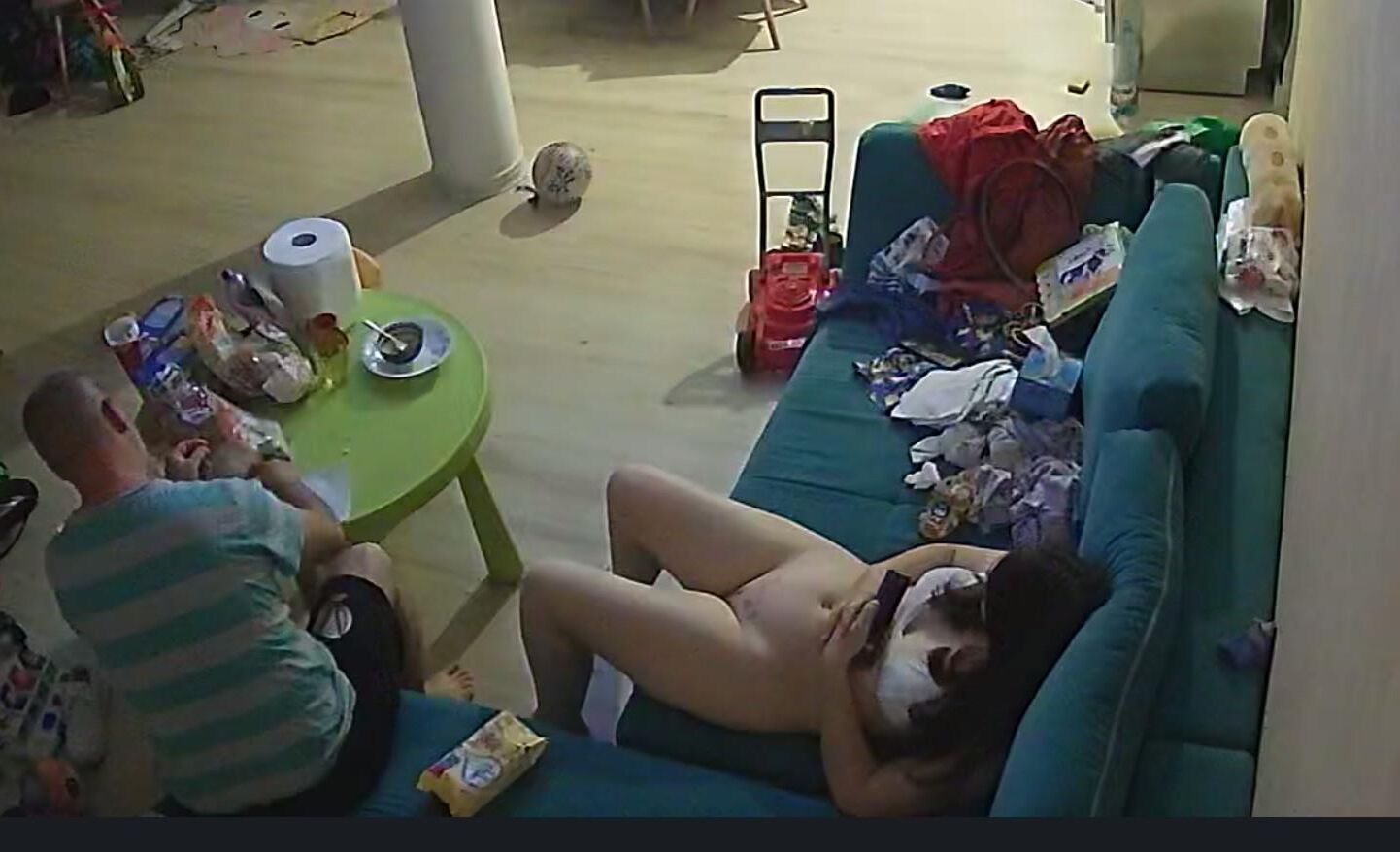 Eine Frau aus Bukarest reinigt das Haus