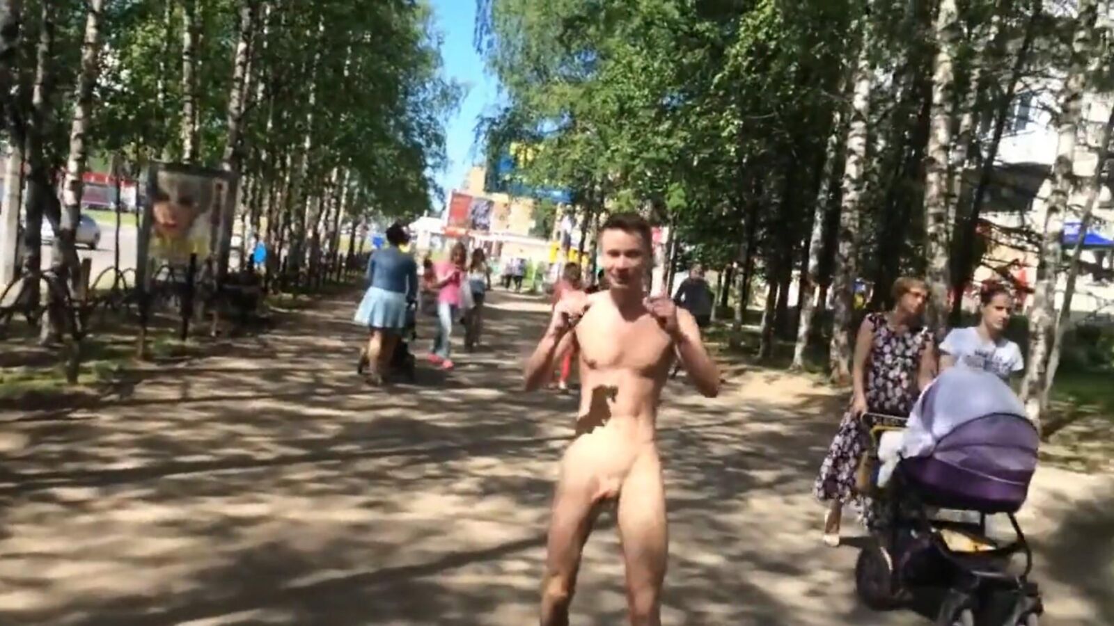 路上で裸の少年