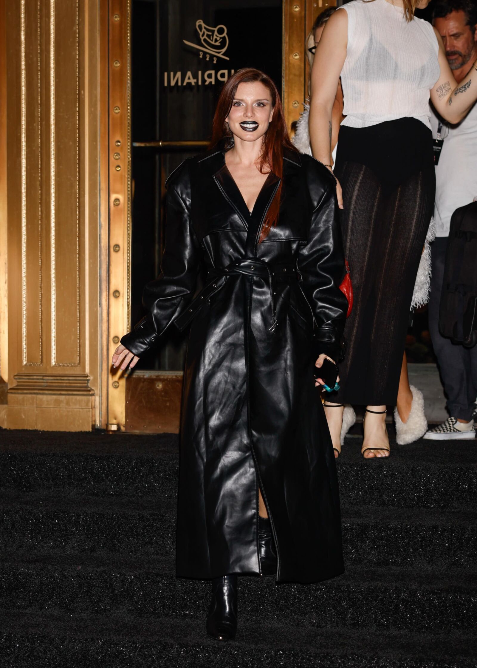 Julia Fox trägt ein sexy Ketten -Outfit unter einem schwarzen Trenchcoat