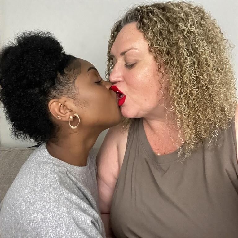 Interracial lesbian kissing