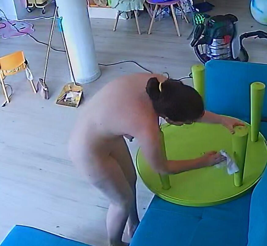 Eine Frau aus Bukarest reinigt das Haus
