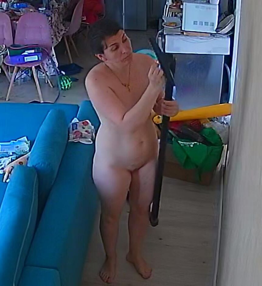 Eine Frau aus Bukarest reinigt das Haus