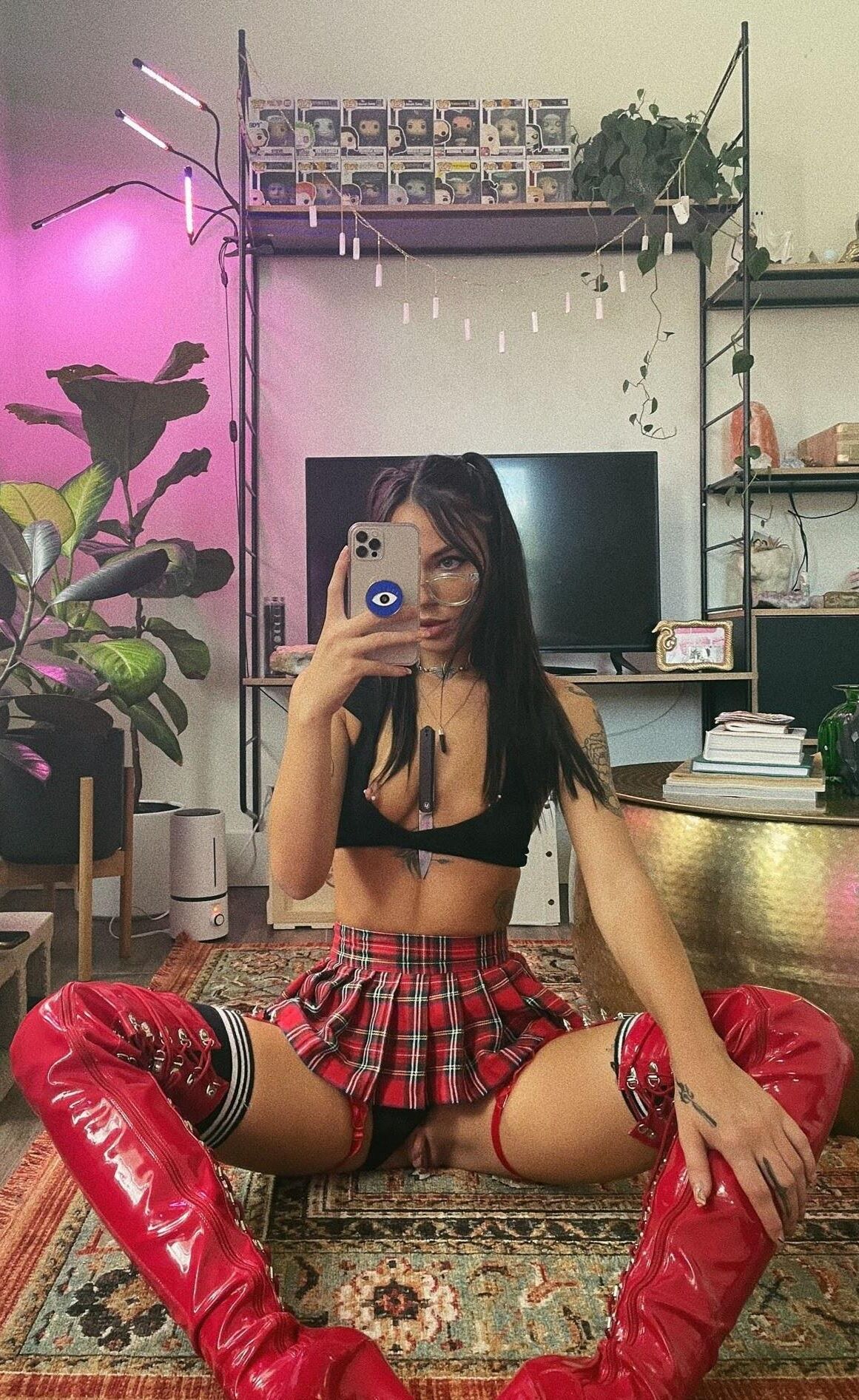 Traje de Halloween de uma colegial sacanagem