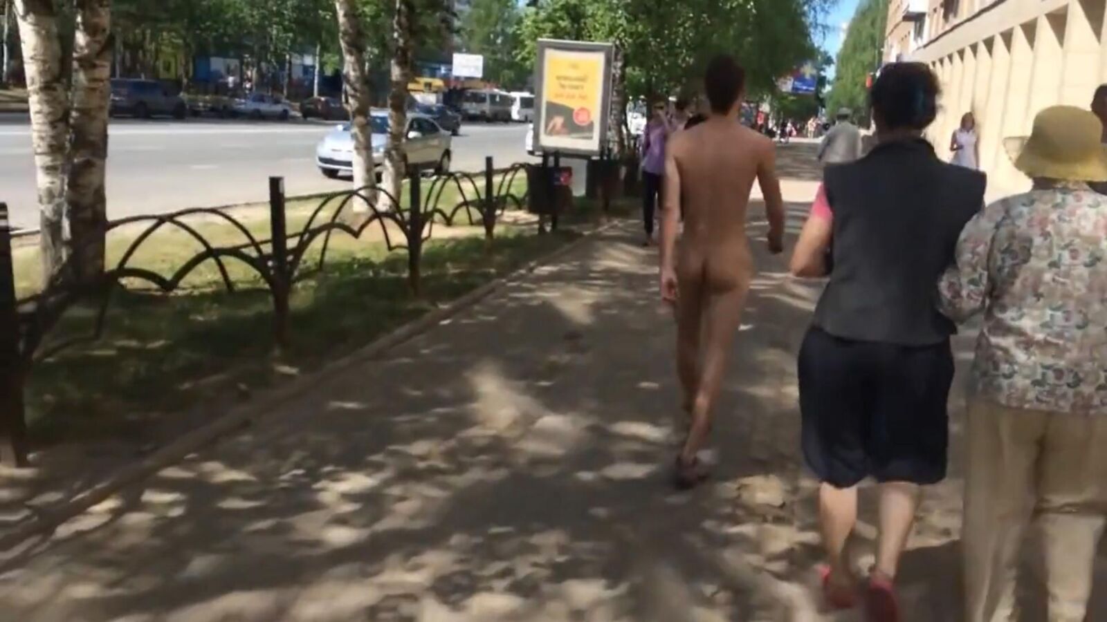 路上で裸の少年