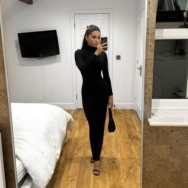Launisch aussehende UK Schlampe Kat auf Insta gefunden