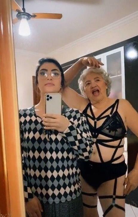 Oma mit ihrer Enkelin machen lustige Bilder